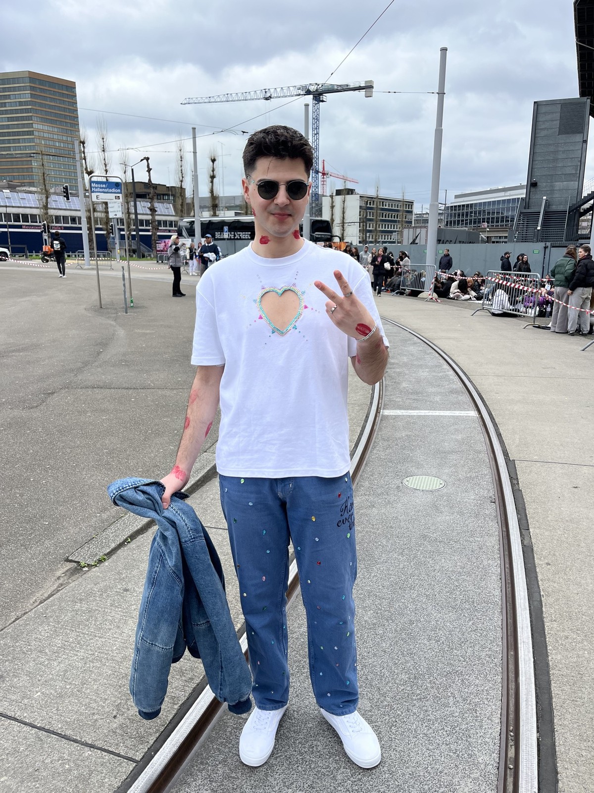 Dieser junge Mann ist eigens aus Griechenland angereist.