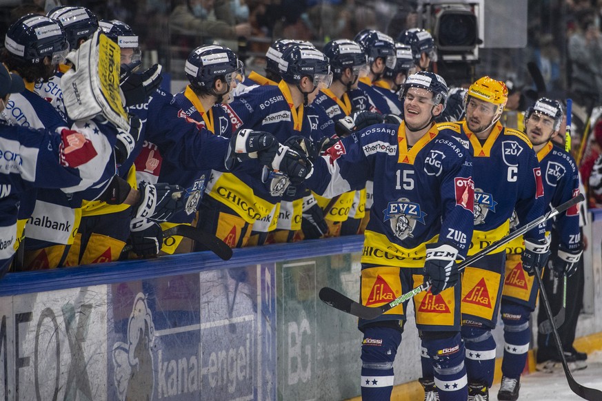 Die Zuger mit Gregory Hofmann, mitte, feiern das Tor zum 5:2 beim Eishockey-Qualifikationsspiel der National League zwischen dem EV Zug und den SCL Tigers vom Samstag, 22. Januar 2022 in Zug. (PostFin ...