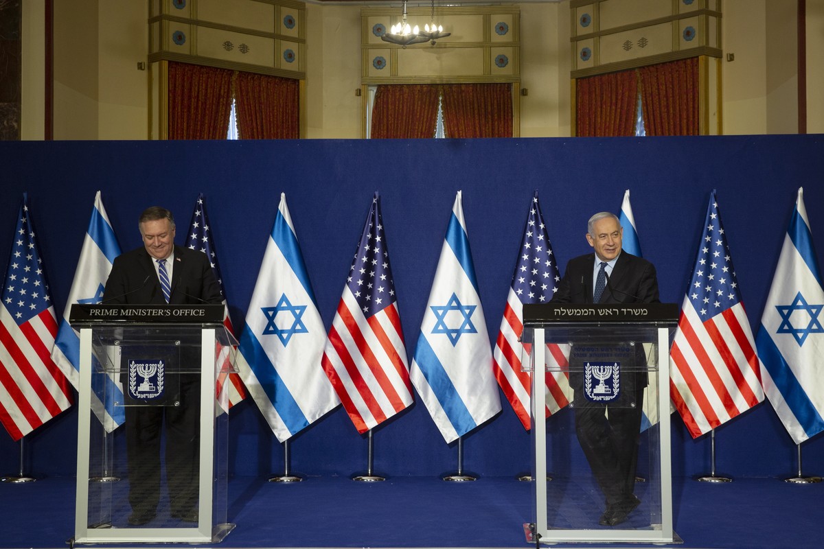 epa08828788 US Secretary of State Mike Pompeo (L) and Israeli Prime Minister Benjamin Netanyahu (R) attend a joint press conference in Jerusalem, 19 November 2020. EPA/Maya Alleruzzo / POOL