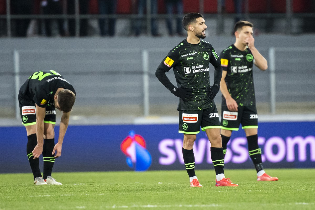 Deception des joueurs saint-gallois apres le but du 3:1 lors de la rencontre du championnat de football de Super League entre le FC Sion et le FC St. Gallen e samedi 27 novembre 2021 au stade de Tourb ...