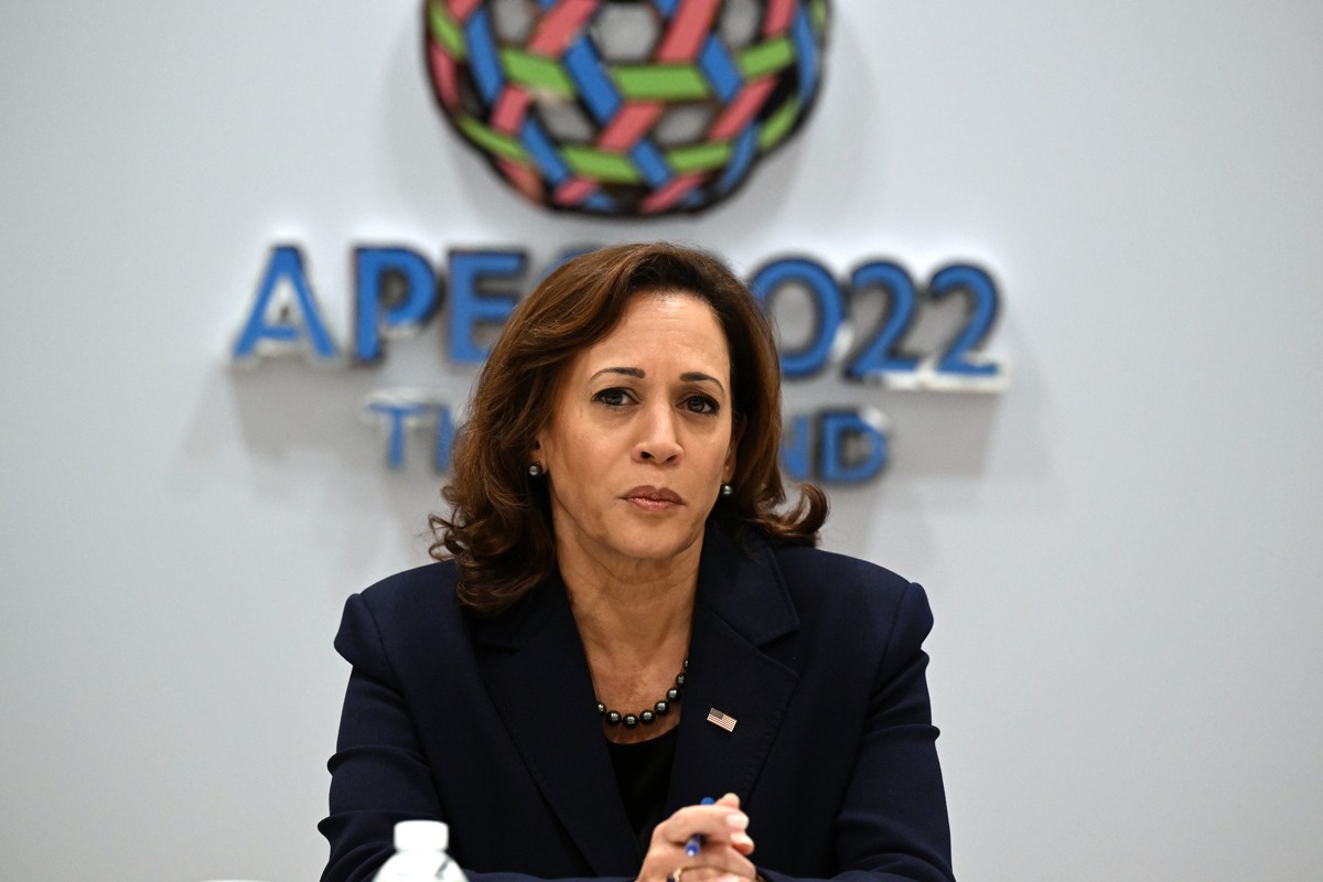 epa10312074 United States Vice President Kamala Harris makes a statement on North Korea's missile launch during the 2022 APEC meeting in Bangkok, Thailand, 18 November 2022. EPA/MICK TSIKAS AUSTR ...