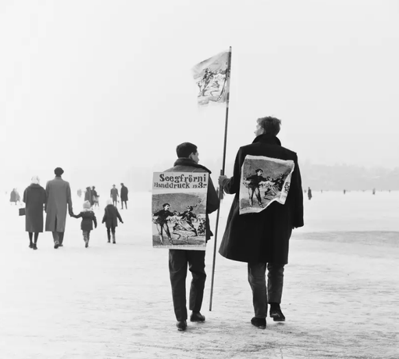Zwei Verkäufer eines handgedruckten Schals auf dem zugefrorenen Zürichsee während der Seegfrörni, aufgenommen im Februar 1963. So weit wird es diesen Winter nicht kommen.