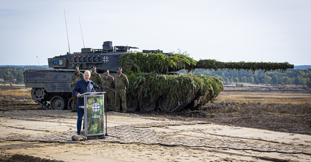 17.10.2022, Niedersachsen, Ostenholz: Bundeskanzler Olaf Scholz (SPD) spricht vor einem Kampfpanzer Leopard 2 nach der Ausbildungs- und Lehr