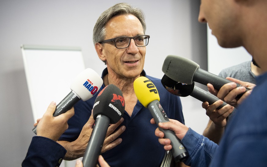 VR-Praesident des EHC Kloten Hans-Ulrich Lehmann spricht an der Medienkonferenz nach ihrem Abstieg, aufgenommen am Donnerstag, 26. April 2018, in Glattfelden. (KEYSTONE/Ennio Leanza)