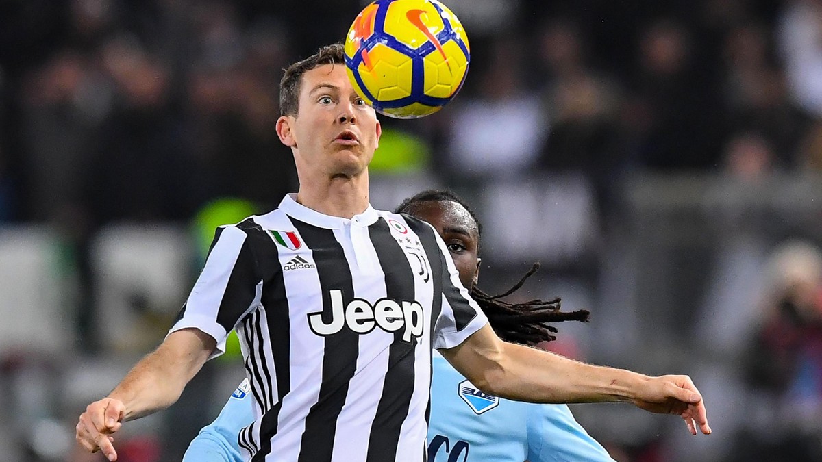 epa06577711 Juventus's Stephan Lichtsteiner in action during the Italian Serie A soccer match SS Lazio vs Juventus Football Club at Olimpico stadium in Rome, Italy, 03 March 2018. EPA/ALESSANDRO  ...