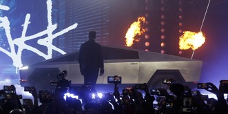 Im falschen Film? Nein, Tesla hat gerade den Cybertruck enthüllt