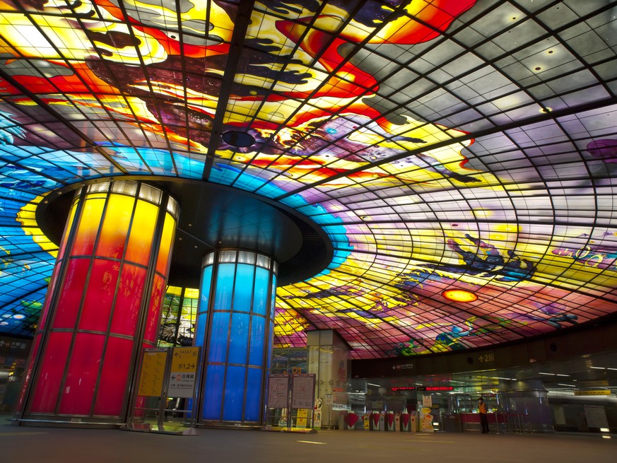 Die Formosa Boulevard Station wurde vom italienischen Künstler Narcissus Quagliata entworfen. Er gilt als einer der besten Glaskünstler der Welt.