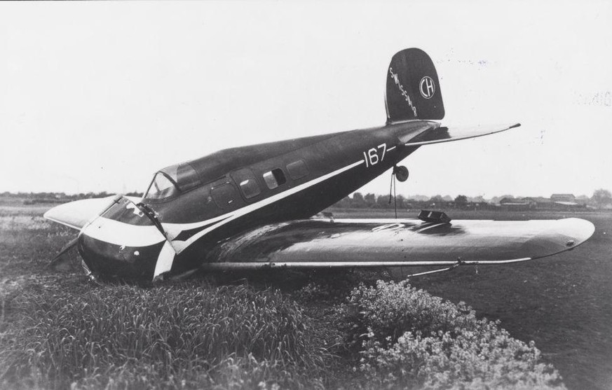 Auch Flugunfälle gab es auf dem Sternenfeld: Walter Mittelholzers Kopfstand mit Lockheed 9 B Orion, CH-167 (HB-LAH) der Swissair.