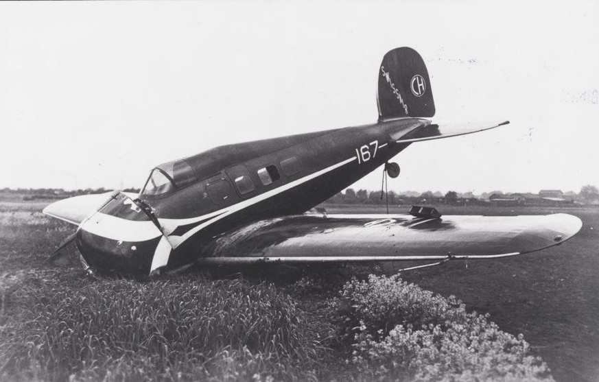 Walter Mittelholzers Kopfstand in Basel mit Lockheed 9 B Orion, CH-167 (HB-LAH) der Swissair