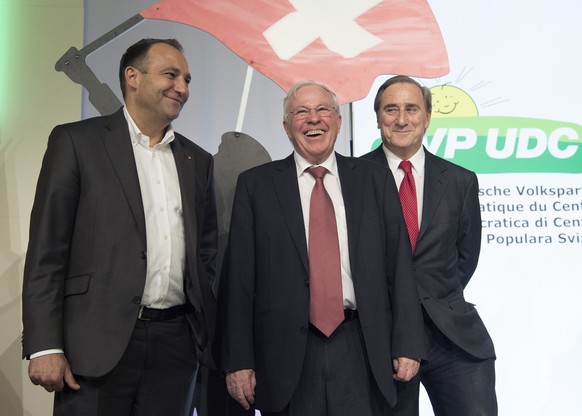 Thomas Matter, Christoph Blocher und Walter Frey, von links, Mitglieder im neugeschaffenen Parteileitungsausschuss, an der SVP Delegiertenversammlung am Samstag, 23. April 2016, in Langenthal. (KEYSTO ...