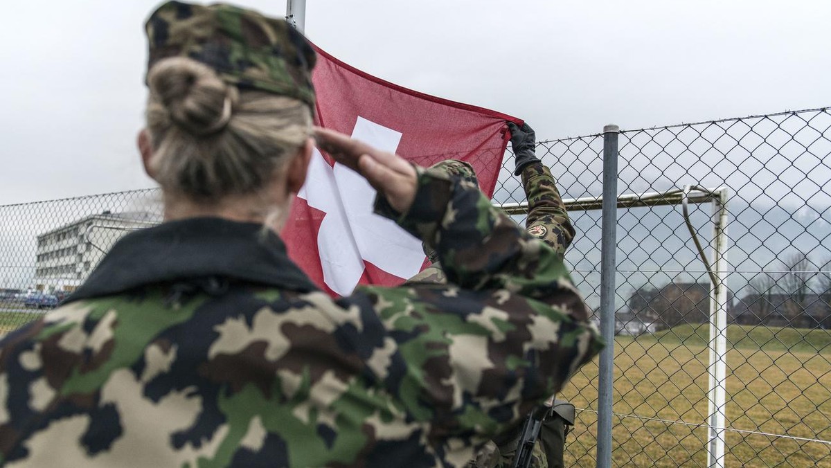 Morgens beim Antrittsverlesen wird die Schweizer Flagge gehisst, in Achtungstellug gestanden und die Fahne gegruesst, waehrend der Ausbildung zu Swisscoy Soldaten, in der Naehe der Kaserne in Stans, a ...