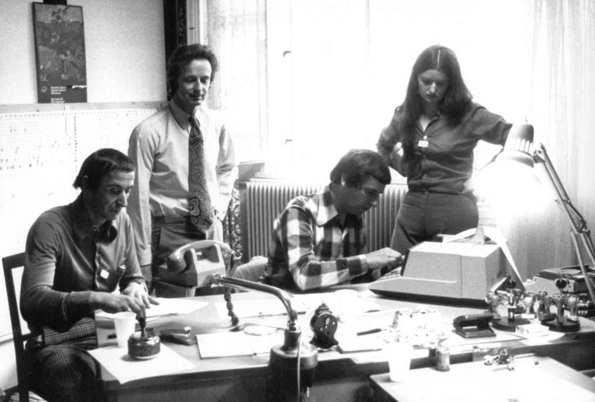 Mitglieder des Rassemblement Jurassien mit Generalsekretaer Roland Beguelin, stehend, machen am 23. Juni 1974 in Delemont erste Abstimmungsanalysen. Bei diesem Urnengang spricht sich in den sieben jur ...
