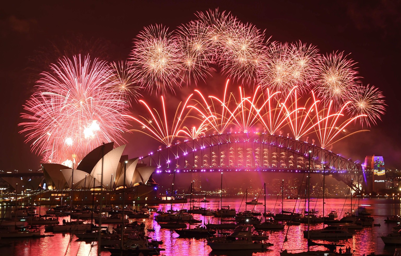 Hafen und Oper von Sydney im Schein des berühmtesten Feuerwerks der Welt.
