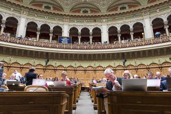 Parlamentarier waehrend einer Debatte im Nationalrat waehrend der Herbstsession der Eidgenoessischen Raete in Bern, am Donnerstag, 17. September 2015. (KEYSTONE/Dominic Steinmann)