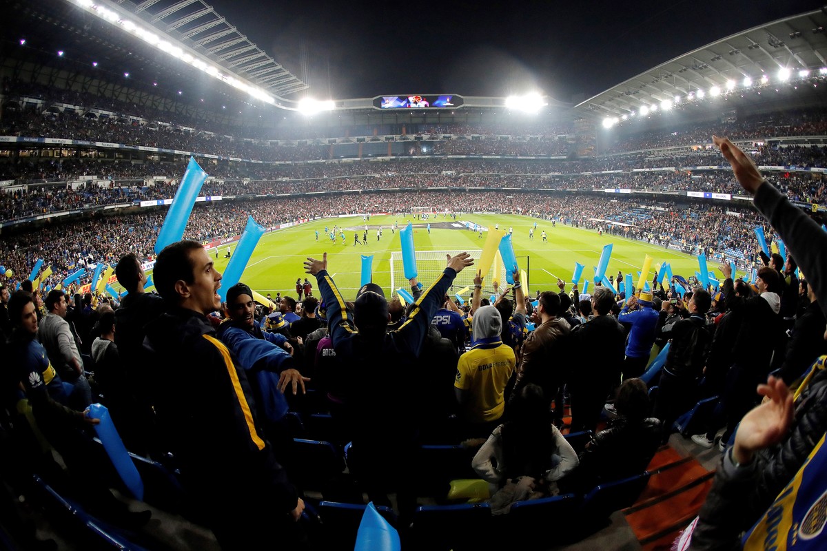 epa07220383 Boca Juniors fans cheer for their team before the Copa Libertadores final, second leg soccer match between River Plate and Boca Juniors at the Santiago Bernabeu stadium in Madrid, Spain, 0 ...