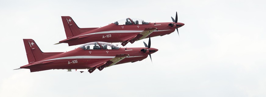 ARCHIVBILD ZU KAUF PC-21 DURCH FRANZOESISCHE LUFTWAFFE -- Two Pilatus Porter PC21 aircrafts during take-off, pictured on September 6, 2013, in the pilot training school of the Swiss Air Force in Emmen ...