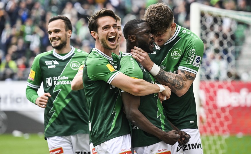 St. Gallens Jeremy Guillemenot, Jordi Quintilla, 4-0 Torschuetze Emmanuel Latte Lath, und Matej Maglica, von links, jubeln im Fussball Super League Spiel zwischen dem FC St. Gallen und dem FC Basel, a ...