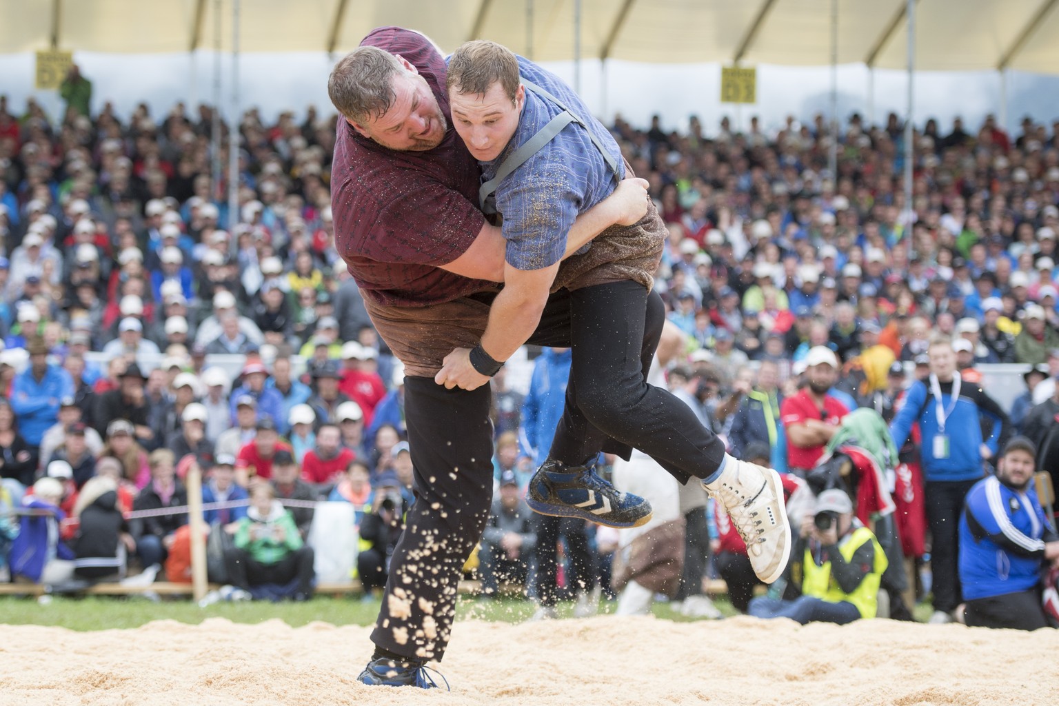 Christian Stucki, links, und Joel Wicki, rechts, im 5. Gang beim 111. Innerschweizer Schwing- und Aelperfest vom Sonntag 2. Juli 2017 in Alpnach. (KEYSTONE/Urs Flueeler)