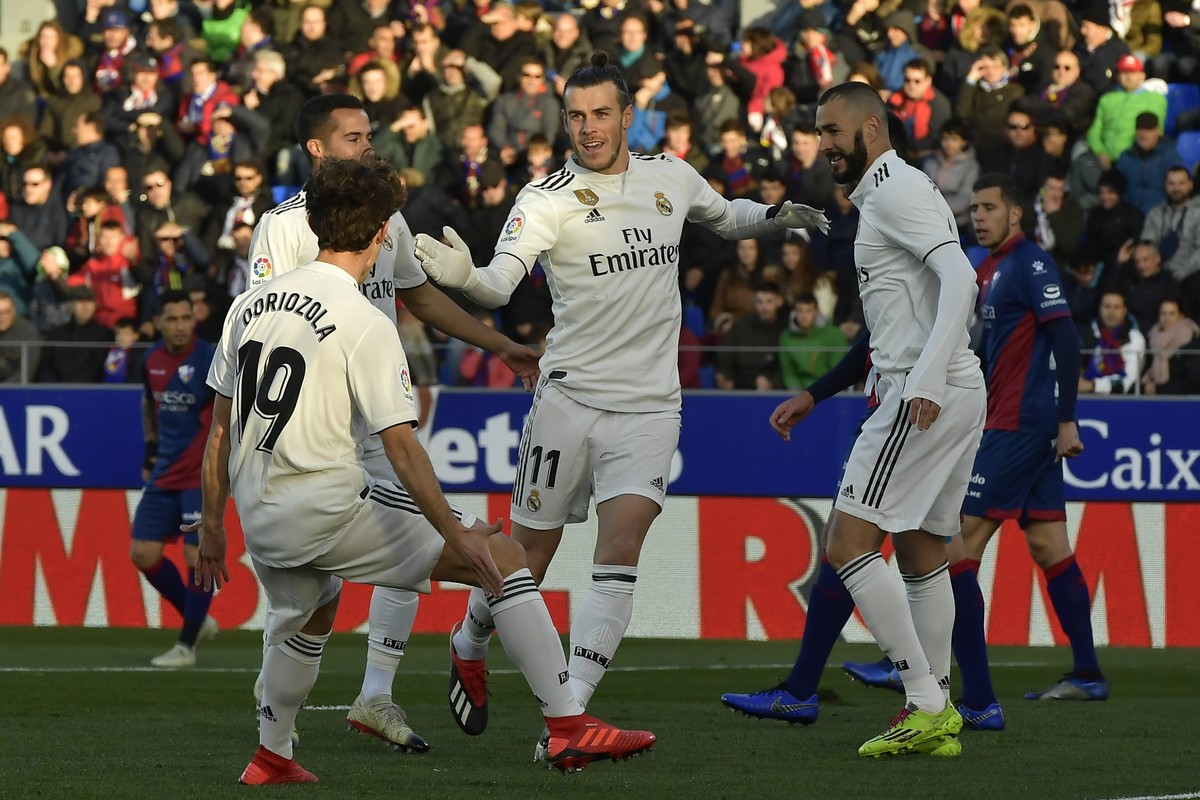 Real Madrid's Gareth Bale, center, celebrates with his fellow team after scoring against SD Huesca during the Spanish La Liga soccer match between Real Madrid and SD Huesca at El Alcoraz stadium, ...