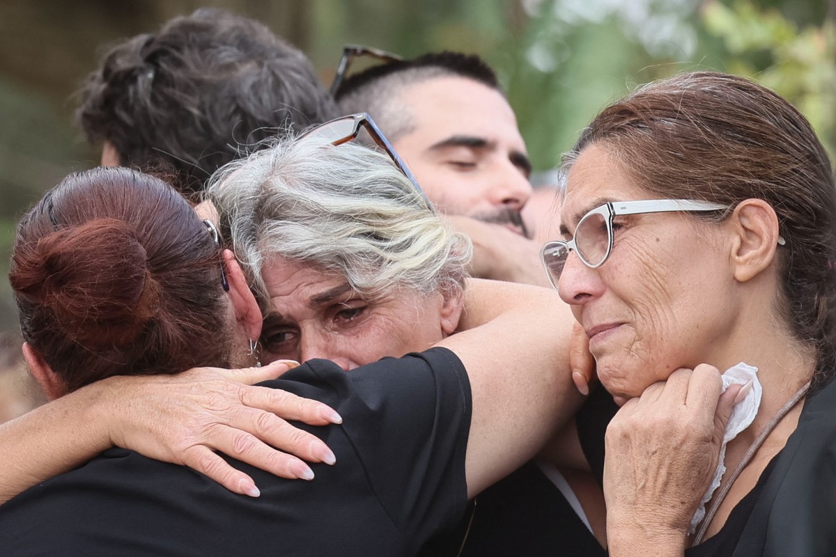 epa10926983 Mourners attend the provisional burial of seven of the 119 civilian victims of the October 7 Hamas attack on Kibbutz Beer'i, at the Revimvi Kibbutz cemetery in Israel, 19 October 2023 ...
