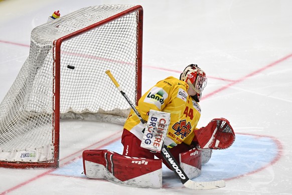 Der Bieler Torehueter Dmitry Shikin ist machtlos gegen das Tor vom Zuercher Sven Andrighetto im siebten Eishockey Playoff-Viertelfinalspiel der National League zwischen den ZSC Lions und dem EHC Biel- ...