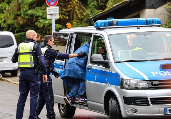 dpatopbilder - 07.10.2025, Nordrhein-Westfalen, Herdecke: Polizisten bringen einen Jugendlichen zu einem Polizeiauto. Die neu gew�hlte B�rgermeisterin von Herdecke, Iris Stalzer (SPD) ist lebensgef�hr ...
