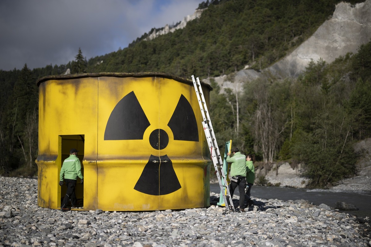 Ein ueberdimensionales Atommuellfass steht in der Rheinschlucht, aufgenommen am Donnerstag, 11. September 2025, in Versam. Mit der Kunstinstallation will Greenpeace die Gefahr durch die Atomenergie ve ...