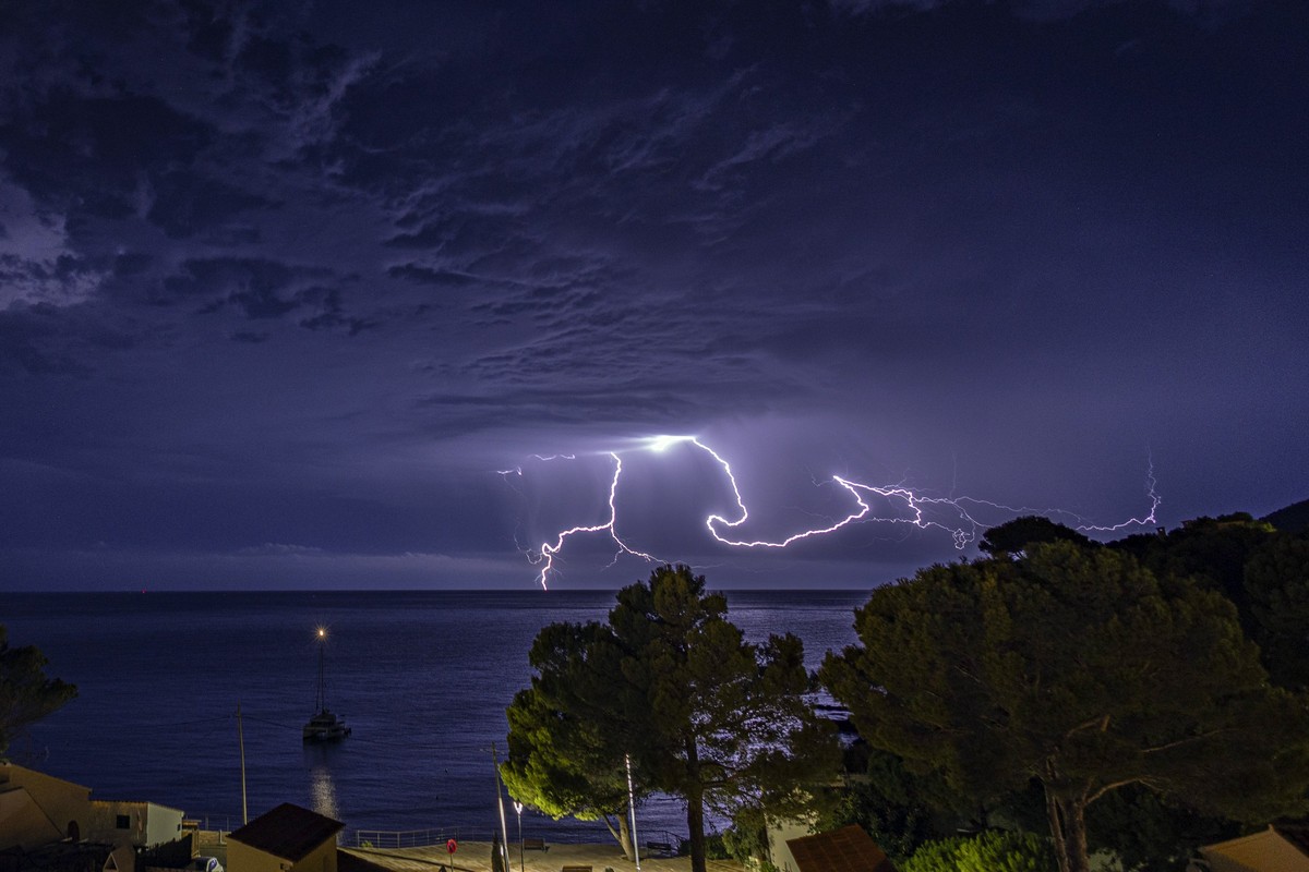 epaselect epa12452431 A lighting crosses the sky over the Mediterranean sea during a thunderstorm in Andratx, Mallorca Island, Spain, 13 October 2025 (issued 14 October 2025). Heavy rainfalls are hitt ...