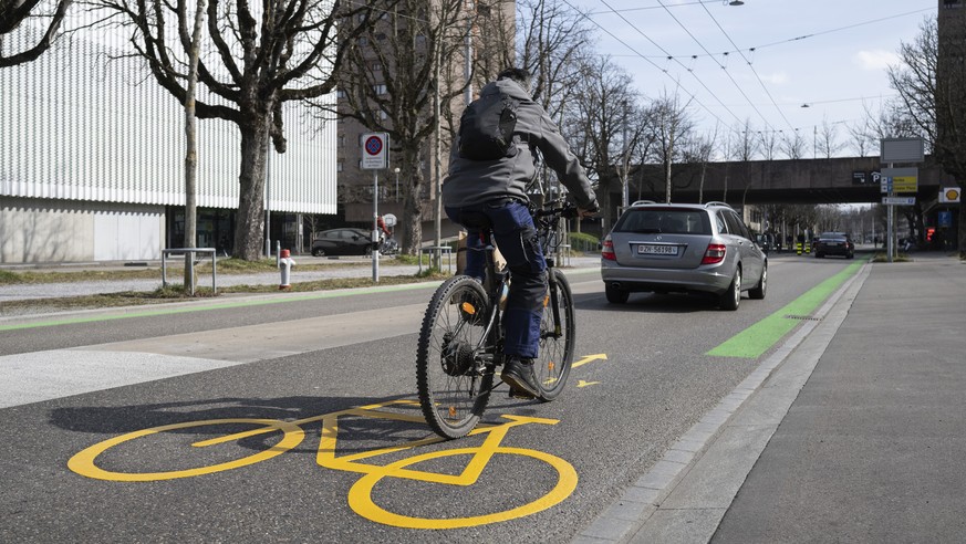 Ein Mann faehrt mit dem Fahrrad auf der Velovorzugsroute in Zuerich, aufgenommen am Montag, 6. Maerz 2023. (KEYSTONE/Ennio Leanza)