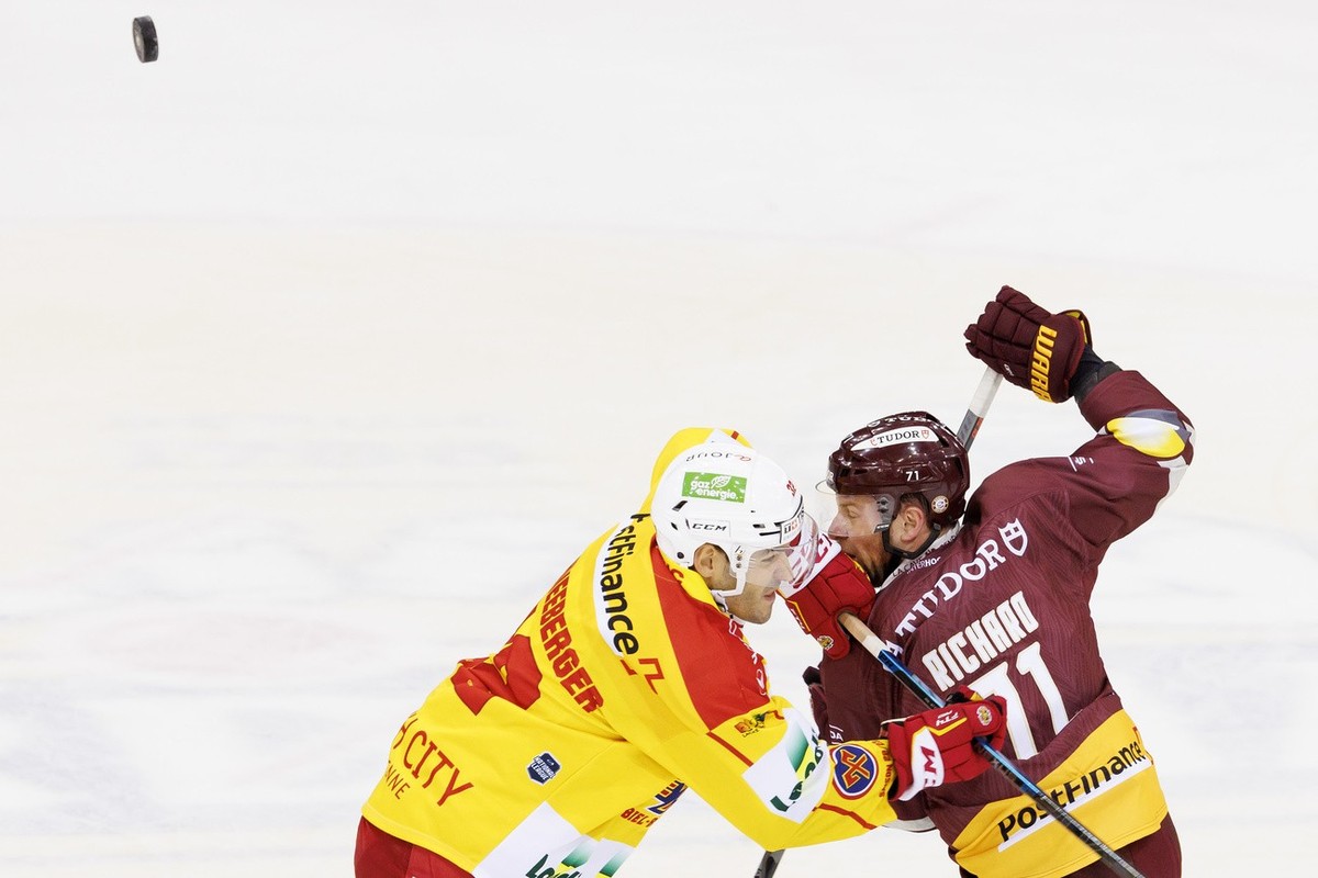 Biel's defender Noah Schneeberger, left, vies for the puck with Geneve-Servette's forward Tanner Richard, right, during a National League regular season game of the Swiss Championship betwee ...