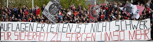 Die Aarauer Fans zeigen ein Transparent mit der Aufschrift &quot;Auflagen erteilen ist nicht schwer, fuer sicherheit zu sorgen umso mehr&quot;, im Fussballspiel der Super League zwischen dem FC Aarau  ...