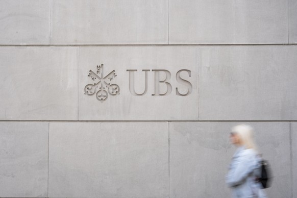 Eine Frau laeuft am Logo der UBS vorbei an der Bahnhofstrasse, am Dienstag, 27. Mai 2025 in Zuerich. (KEYSTONE/Til Buergy).