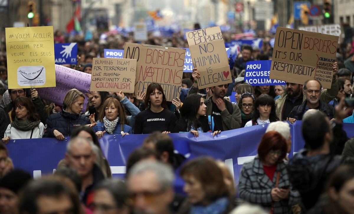 epa05802460 Thousands of people march under the slogan 'Stop excuses. Let's take in now' during a demonstration organized by entities supporting the campaign 'Casa Nostra, Casa Vos ...