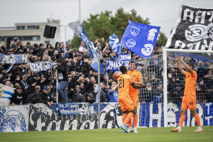 GC Spieler jubeln im Fussball Schweizer Cup, Runde 1, zwischen dem FC Regensdorf und dem Grasshopper Club Zuerich auf der Sportanlage Wisacher, am Sonntag, 18. August 2024 in Regensdorf. (KEYSTONE/Enn ...