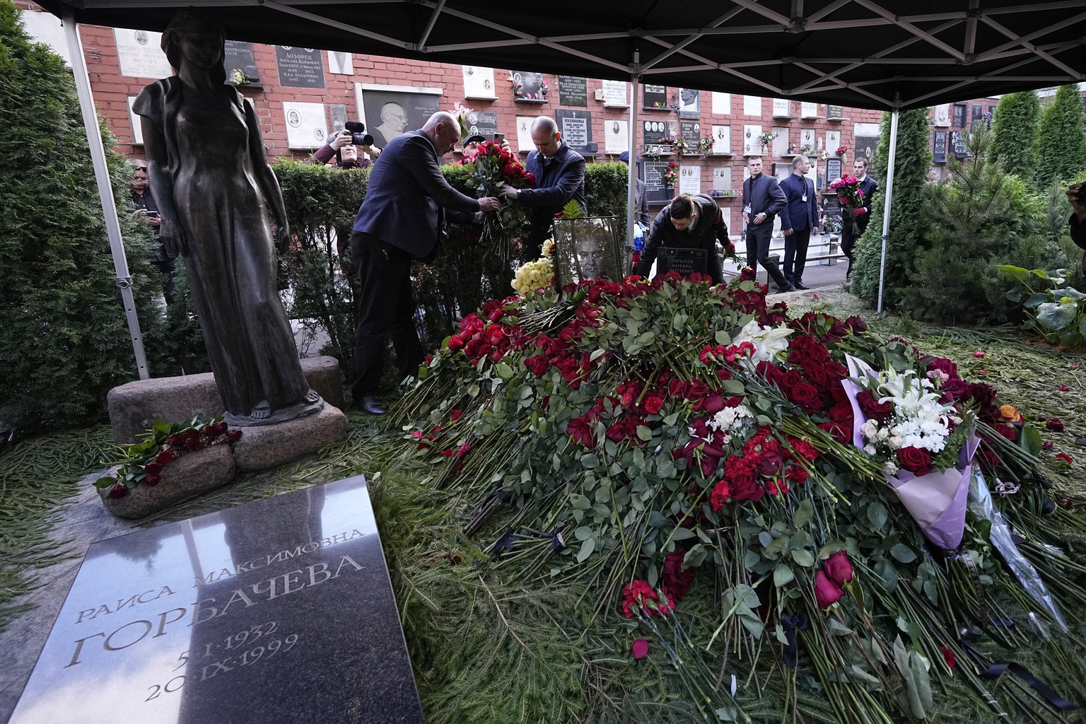 epa10157360 People lay flowers to the grave of former Soviet President Mikhail Gorbachev during his funeral at Novodevichy Cemetery in Moscow, Russia, 03 September 2022. Former Soviet leader Mikhail G ...