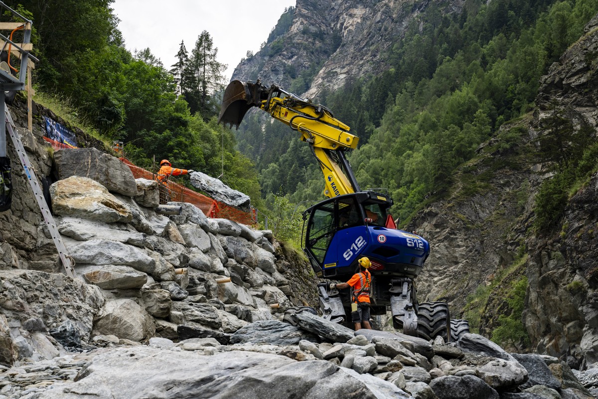 Des ouvriers reparent la voie ferree du train de la compagnie Matterhorn Gotthard Bahn (MGB) le long de la riviere Vispa, sur la ligne entre Viege-Visp et Taesch, suite aux intemperies le mercredi 10  ...