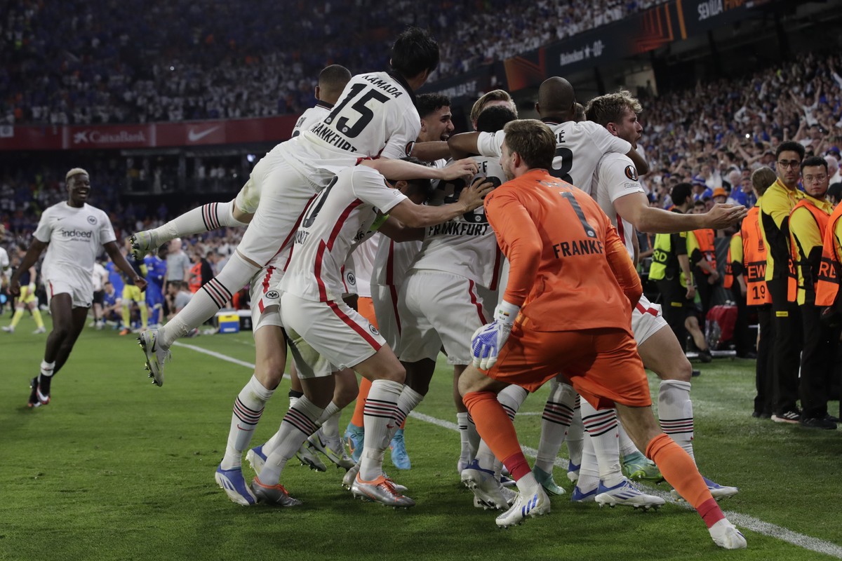 epa09956587 Eintracht players celebrate after the penalty shootout of the UEFA Europa League final between Eintracht Frankfurt and Glasgow Rangers in Seville, Spain, 18 May 2022. Eintracht Frankfurt w ...