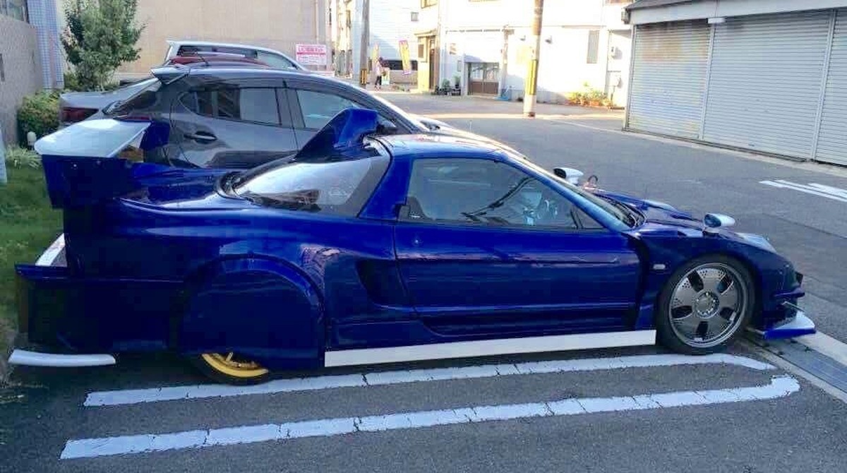 Aw. Das arme NSX. 
https://www.reddit.com/r/Shitty_Car_Mods/