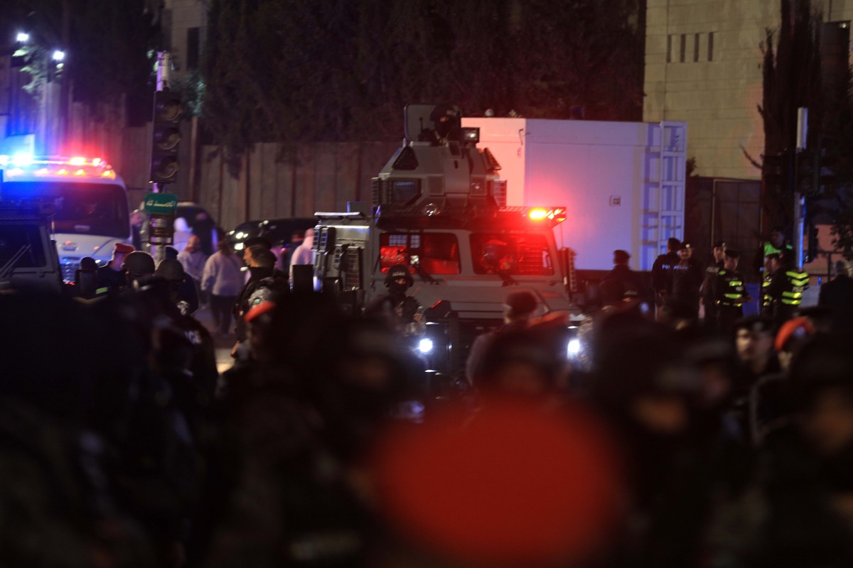 Des membres des forces de sécurité montent la garde lors d'un rassemblement pro-palestinien, près de l'ambassade d'Israël à Amman, en Jordanie, le 27 mars 2024.