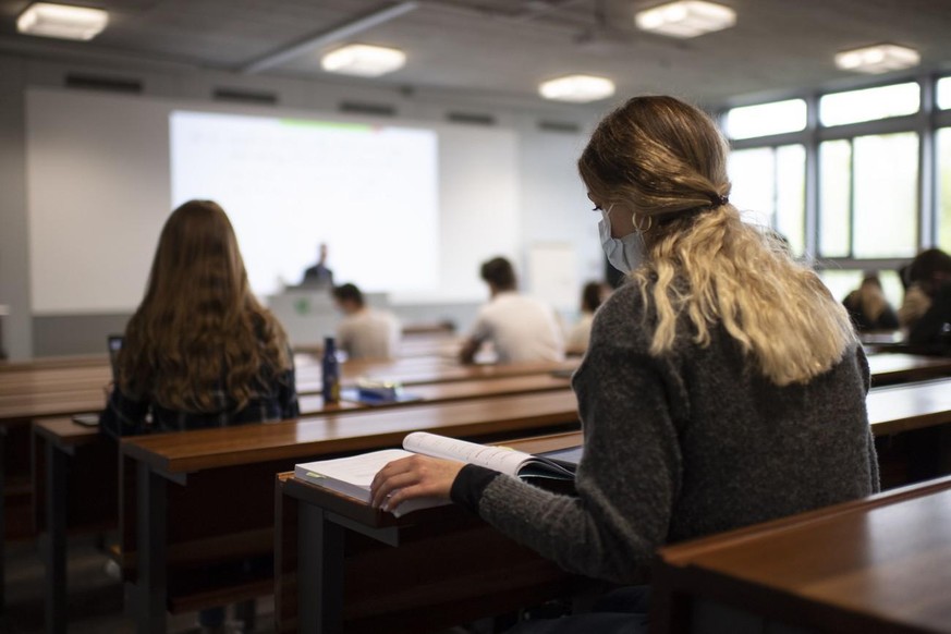 universität maske studentin student studieren corona