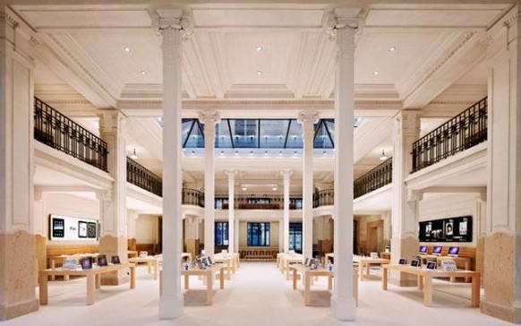 Das Interieur des Apple Stores in Paris.