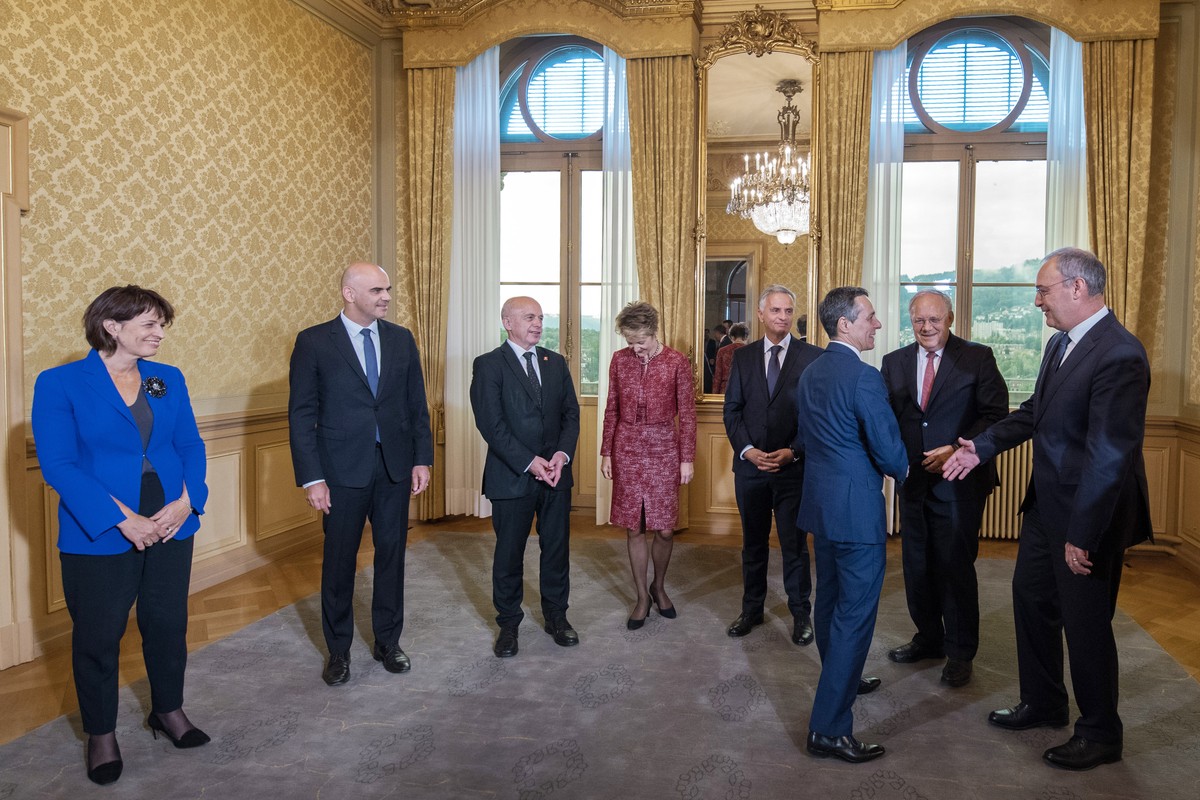 Der neugewaehlte Bundesrat Ignazio Cassis, 3. von rechts, wird vom Gesamtbundesrat begruesst, von links, Bundespraesidentin Doris Leuthard, Alain Berset, Ueli Maurer, Simonetta Sommaruga, der abtreten ...