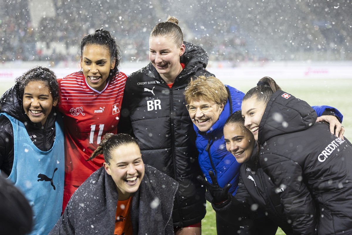 Switzerland's players pose with Viola Amherd, Swiss Federal Councillor and Defence minister, 3rd right, after their victory in the UEFA Nations League women's soccer match between Switzerlan ...