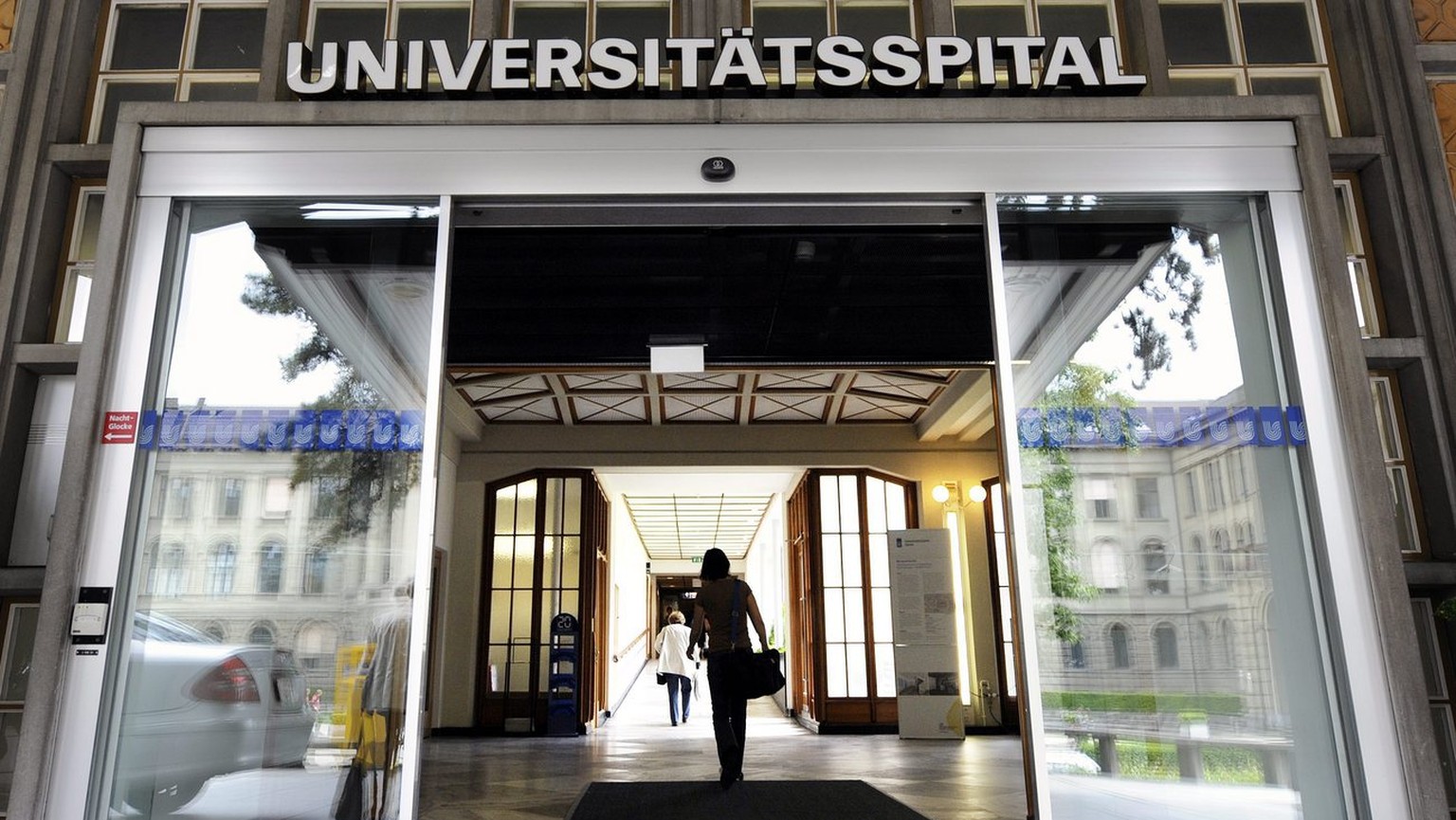 Haupteingang des Universitaetsspital Zuerich USZ in Zuerich am Mittwoch, 26. Mai 2010. (KEYSTONE/Walter Bieri)