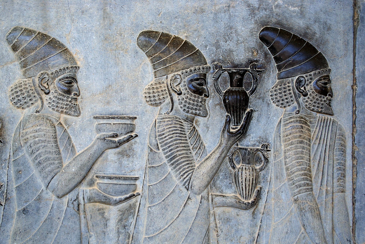 Boten unterworfener Völker bringen dem pesischen Grosskönig Wein. Detail eines Reliefs in Perepolis.
