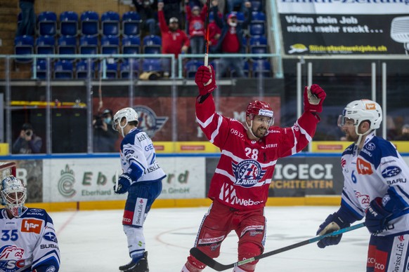 SC Rapperswil-Jona Lakers Stuermer Yannick-Lennart Albrecht, 2. von rechts, jubelt nach dem 2-0 gegen ZSC Lions Torhueter Ludovic Waeber waehrend dem Eishockey-Meisterschaftsspiel der National League  ...