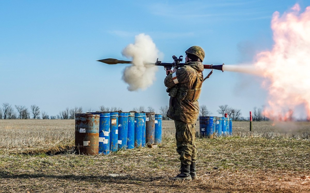 Russia: Grenade launcher operators in training in Kherson Region RUSSIA, KHERSON REGION - MARCH 4, 2023: A serviceman operates a portable anti-tank grenade launcher during a combat training. The mobil ...