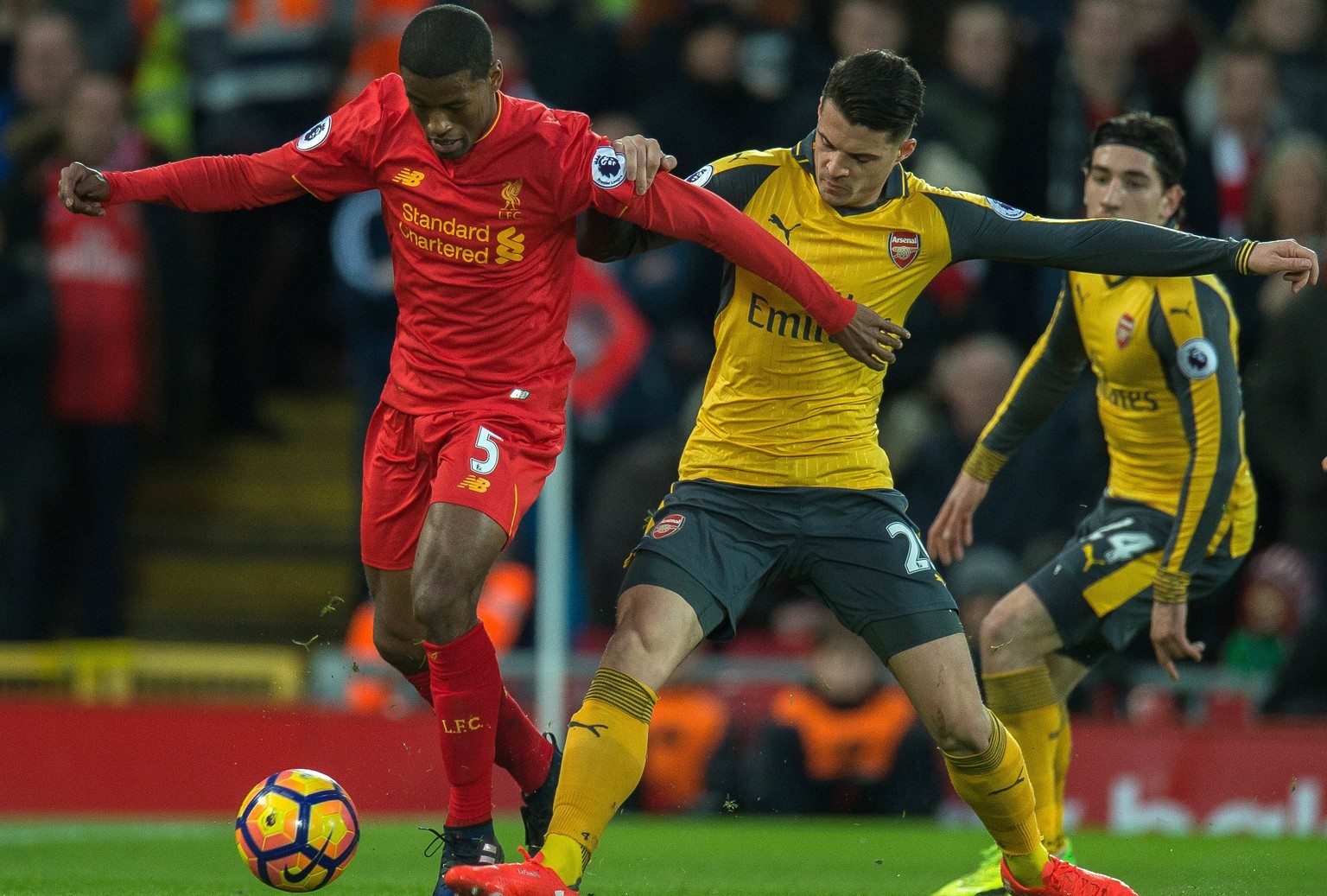 epa05829571 Liverpool’s Georginio Wijnaldum (L) in action with Arsenal&#039;s Shkodran Mustafi (R) during the English Premier League soccer match between Liverpool and Arsenal held at Anfield, Liverpo ...