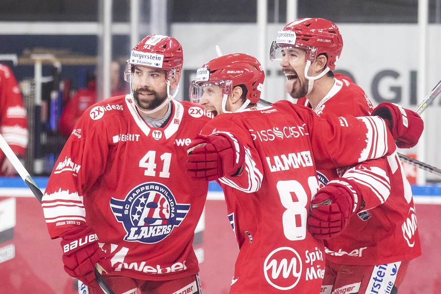 Jubel bei Rapperswils Leandro Profico, Rapperswils Dominic Lammer und Rapperswils Yannick-Lennart Albrecht, von links, im Eishockeyspiel der National League zwischen den SC Rapperswil-Jona Lakers und  ...