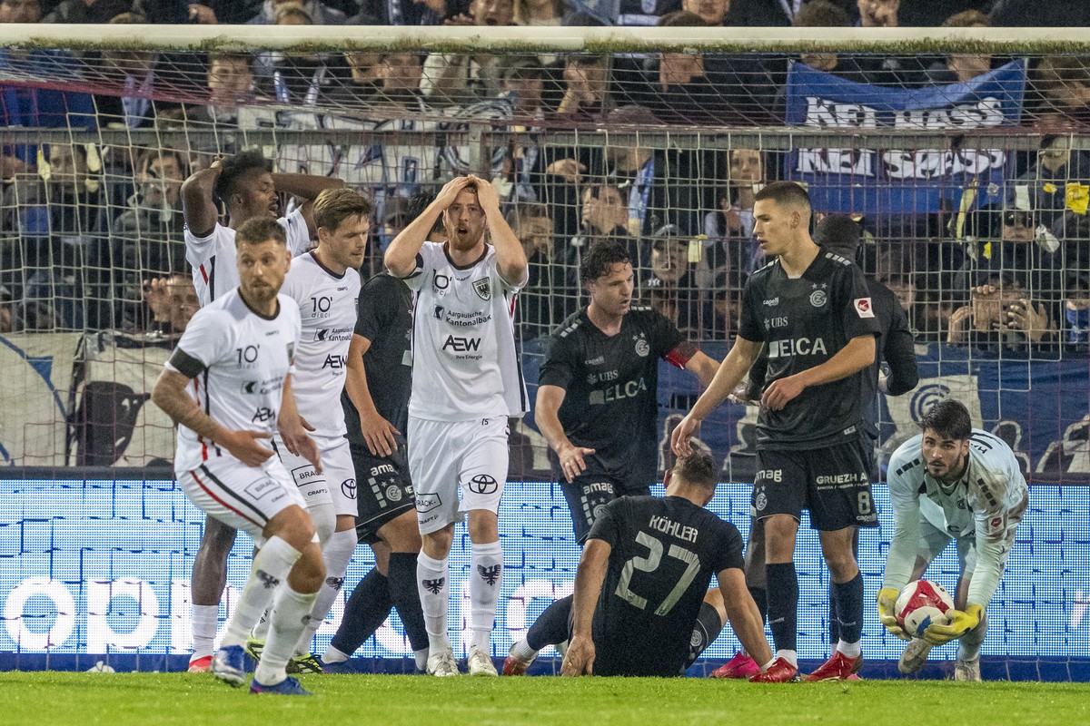 Serge Mueller, mitte, von Aarau nach seiner Torchnce gegen Torhueter Justin Hammel, rechts, von GC beim Super League/Challenge League Barrage Hinspiel zwischen dem FC Aarau und den Grasshoppers Zueric ...